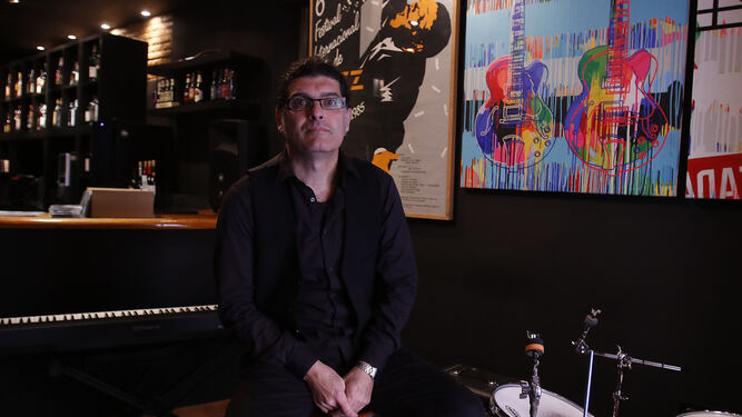 Jorge Moreno, propietario del café-club Jazz Naima, en el interior del local.