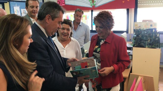 Juan Espadas y la delegada municipal de Educación, Adela Castaño, visitan uno de los colegios que serán objeto de estas reformas.