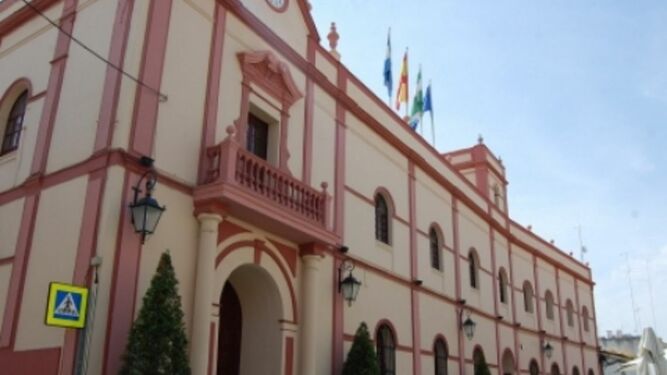 La fachada del Ayuntamiento de Alcalá de Guadaíra.