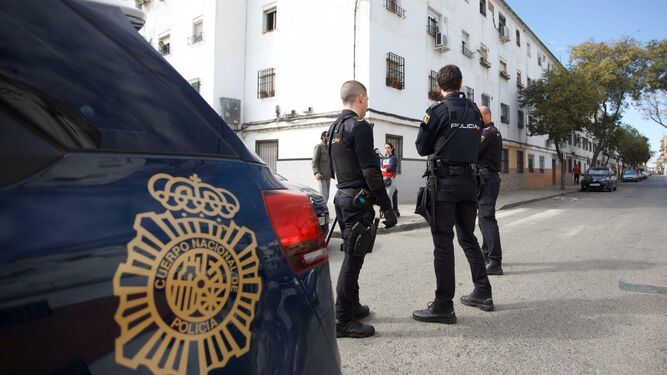 Un dispositivo de la Policía Nacional desplegado en el barrio de Torreblanca, el día después del tiroteo.