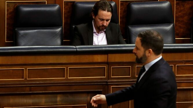Santiago Abascal pasa ante Pablo Iglesias en el Congreso.