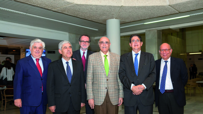Carlos Piñol (primero por la derecha) con el resto de su sala y el decano de los abogados, en el homenaje al secretario judicial Antonio Elías (centro)