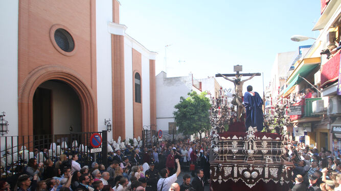 Exterior de la Iglesia de los Dolores durante un Martes Santo.