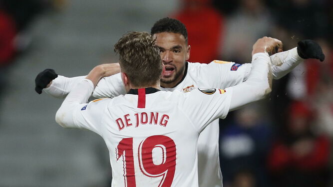 En-Nesyri recibe la encendida felicitación de De Jong tras el 1-1.