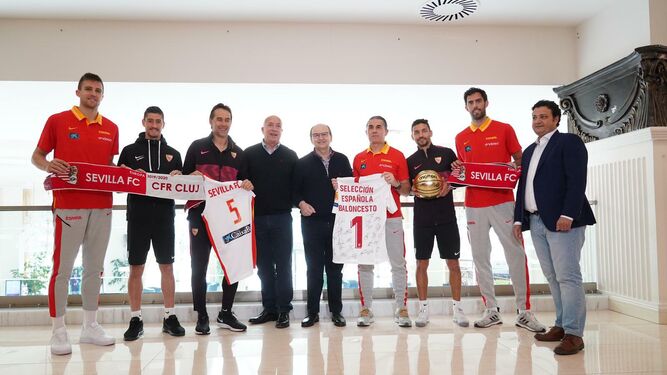 Jugadores y entrenadores de España y el Sevilla posan en Cluj.