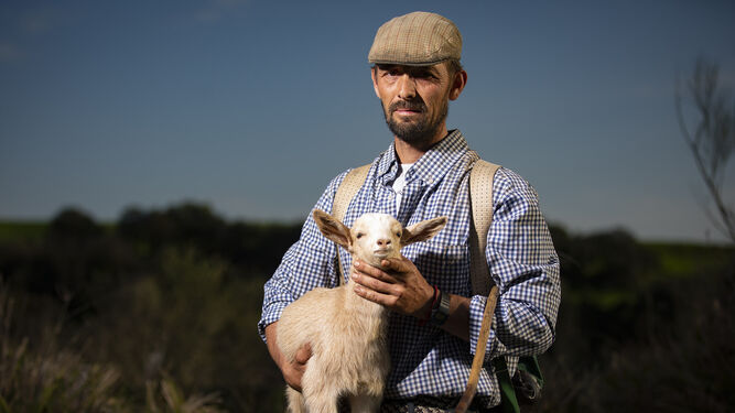Javier Zamora, con una chiva en brazos, en Alcolea del Río.