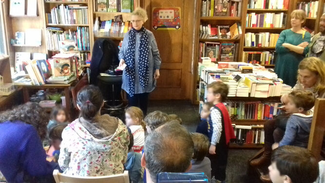 Ana Rossetti ha presentado en un taller infantil su libro 'Aquiles, la pelirroja', en la librería Yerma.