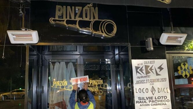 El bar Pinzón, en el Paseo de Colón, fue precintado por sextuplicar el aforo permitido.