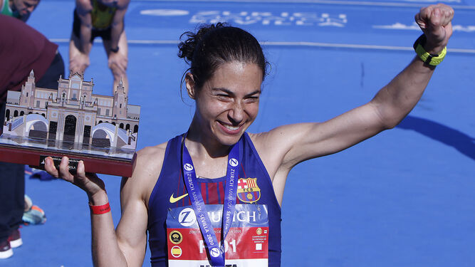 Marta Galimany, campeona de España en categoría femenina en el Maratón de Sevilla.