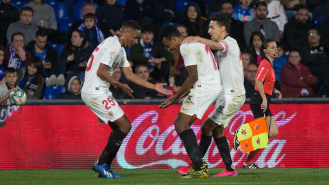 Fernando celebra con Koundé y Jesús Navas el 0-3 en Getafe poco antes de ser sustituido por Óliver Torres.