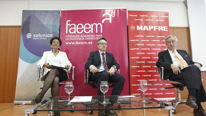 La economista y exministra Anna Birulés, y el diplomático español Jorge Dezcallar, durante el encuentro el encuentro de ‘Diálogos para el desarrollo’.
