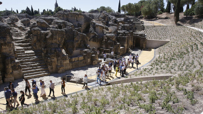 Un grupo de turistas visitando las ruinas de Itálica.