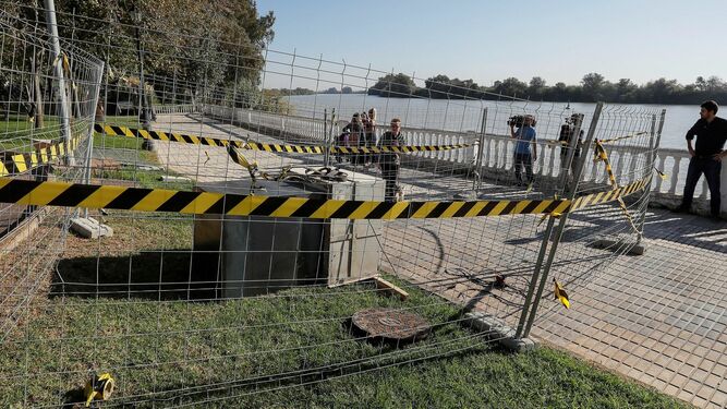 El extractor que se colocó en julio de 2018, muy cerca del río Guadalquivir, para extraer los gases del alcantarillado de la barriada.