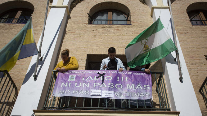 Banderas a media asta y un cartel contra la violencia machista en el Ayuntamiento de Aznalcóllar.