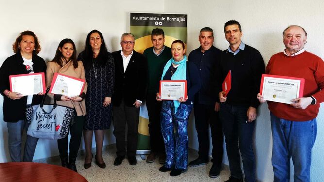 Los representantes del Ayuntamiento de Bormujos, la Junta de Andalucía y las clínicas que participarán en el proyecto.