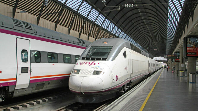 Un tren del AVE en la estación de Santa Justa, en Sevilla.