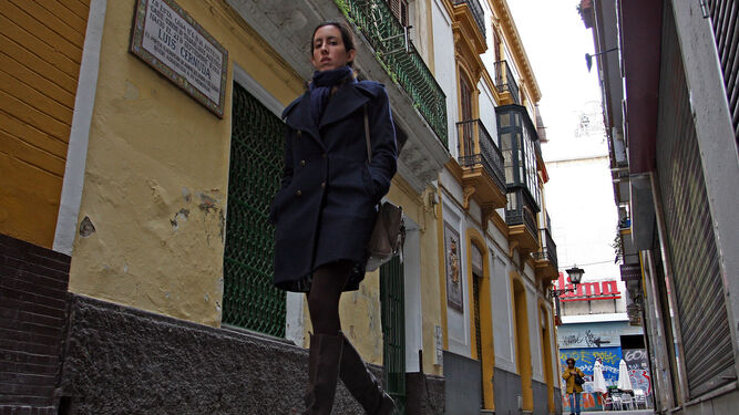 Una joven pasa junto a la casa natal de Luis Cernuda, en el número 6 de la calle Acetres.