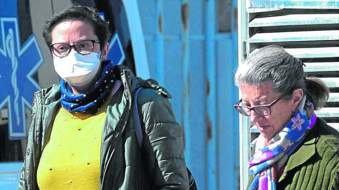 Una joven se protege con mascarilla, ayer en Sevilla.