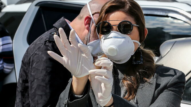 Una mujer con guantes y mascarilla en Líbano.