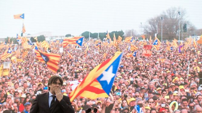 El ex presidente de la Generalitat Carles Puigdemont, durante el acto político celebrado este sábado en un parque de la localidad francesa de Perpiñán.