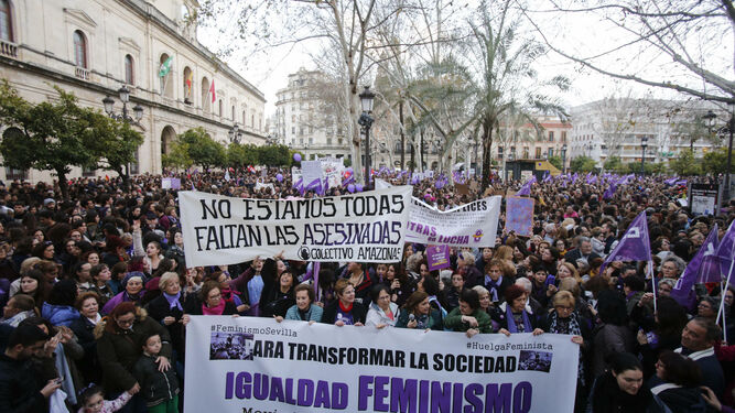 Manifestación feminista en la Plaza Nueva.