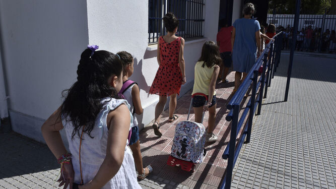 Los niños entran en un colegio público en el primer día de clase.