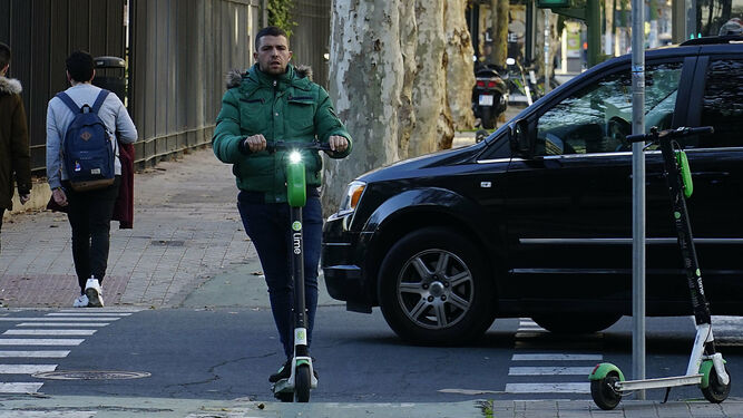 Un usuario de los patinetes de Lime por Sevilla.