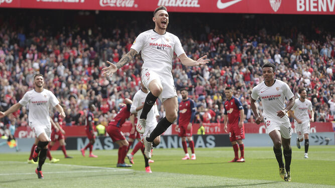 Ocampos celebra con un salto de alegría su gol al Osasuna.