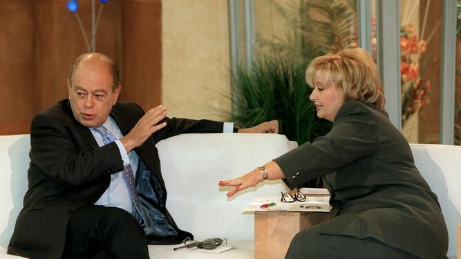 María Teresa Campos con Jordi Pujol en su matinal de Telecinco en 1999 (las antenas de Pujol son un efecto óptico de las lámparas de atrezzo)