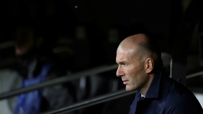 Zinedine Zidane observa el partido disputado ayer en el estadio Santiago Bernabéu entre el Real Madrid y el Barcelona.