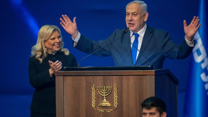 Netanyahu celebra junto a su esposa la victoria del Likud en los comicios.