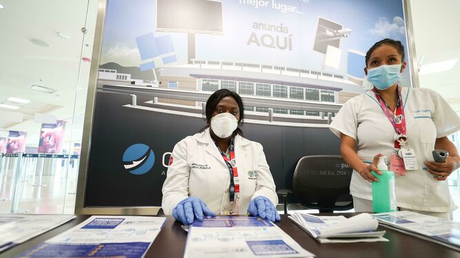 Control sanitario en un aeropuerto internacional por el coronavirus