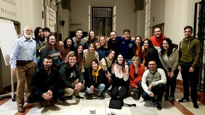 El profesor Roberto Cuadros junto a sus alumnos del Máster en Enseñanza del Español como Lengua Extranjera de la Universidad de Sevilla