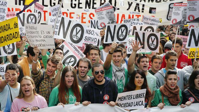 Un grupo de estudiantes se manifiestan en Sevilla durante la última huelga multitudinaria de 2013.