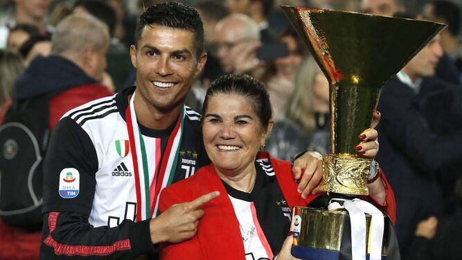La madre de Ronaldo, Dolores Aveiro, posa orgullosa con uno de los trofeos de su hijo.