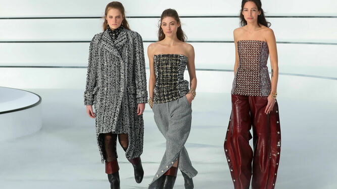Tres de los estilismos de Virginie Viard para Chanel.
