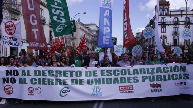 Pancarta exhibida en la cabecera de la manifestación de Sevilla.