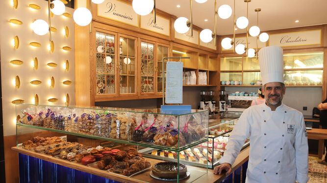 El chef pastelero, Manu Jara, en su nueva dulcería ubicada en la quinta planta de El Corte Inglés del Duque.