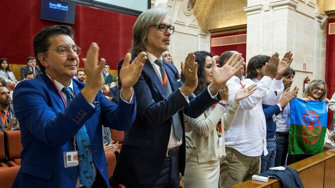 Miembros de colectivos gitanos aplauden la declaración sobre el flamenco.