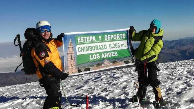 José León y Paola Licheri, con la bandera con el nombre de Estepa tras culminar el ascenso al Chimborazo.