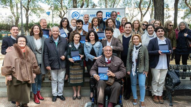 Dirigentes del PP provincial de Sevilla posan con los premiados.