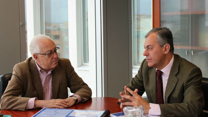 El viceconsejero Jaime Raynaud y el alcalde José Luis Sanz, ambos del PP.