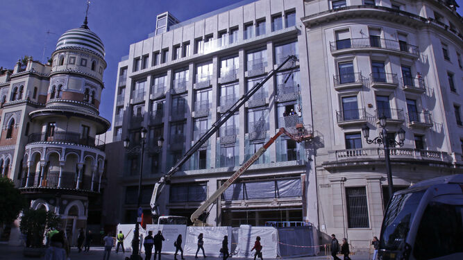 El edificio que albergó el Banco de Andalucía, en la Avenida de la Constitución esquina Plaza Nueva, está siendo reconvertido en un hotel con zona comercial.