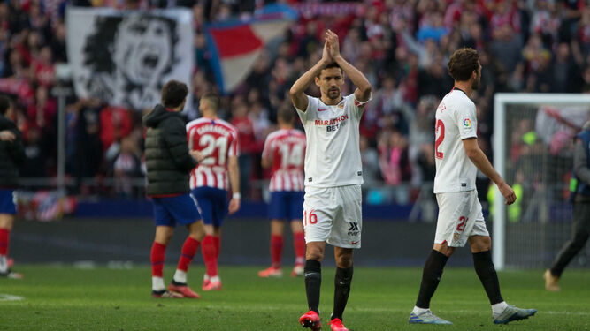Jesús Navas saluda a la afición desplazada al Wanda Metropolitano ante Franco Vázquez.