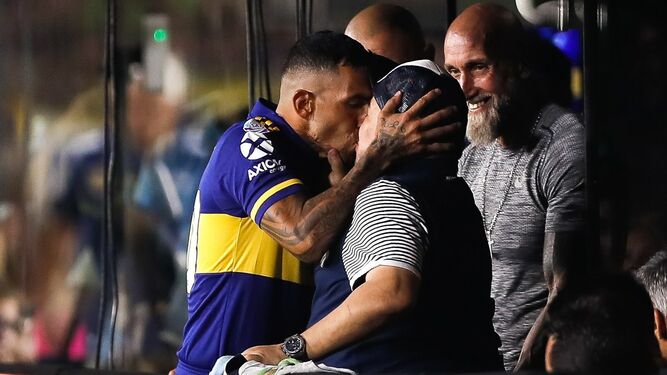 Maradona, entrenador de Gimnasia y homenajeado antes del partido en La Bombonera, besado por Tévez