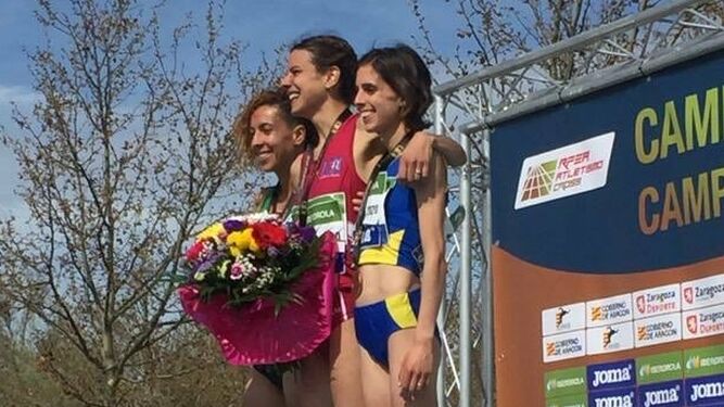 Carolina Robles, en el podio junto a Sánchez-Escribano, en el centro, y Paula González, en primer término.