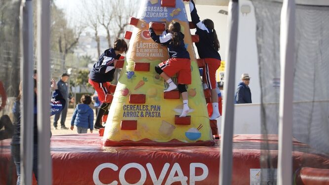 Jóvenes trepando por una pirámide alimenticia en la Copa COVAP.
