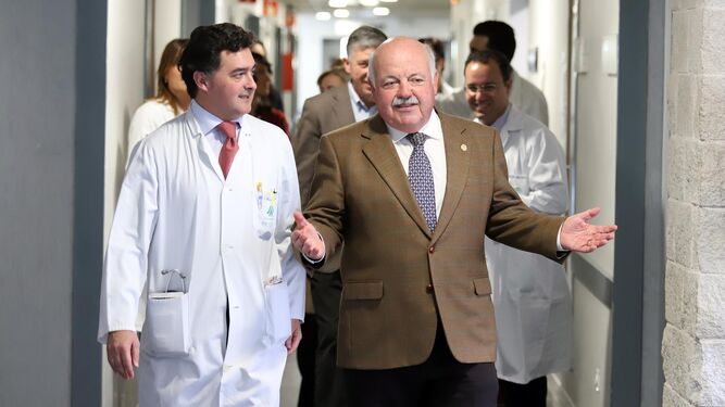El consejero de Salud, Jesús Aguirre, durante una visita a un hospital.