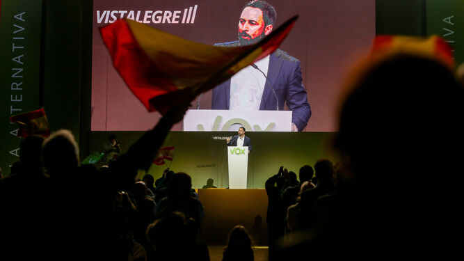 El presidente de Vox, Santiago Abascal, interviene ayer en el acto central de la Asamblea General del partido en el Palacio de Vistalegre (Madrid).