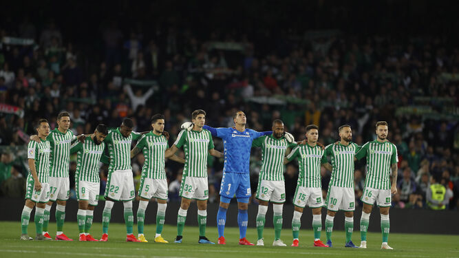 El once inicial del Betis durante el minuto de silencio ante el Madrid.